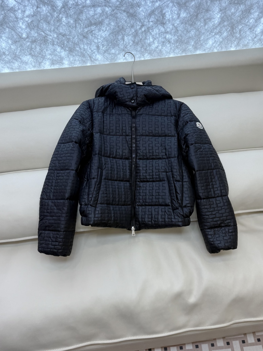 QGL028#新款羽绒服。MONCLER 蒙口 最新款 带帽 小格子 90% 白鸭绒 长袖短款 羽绒服 