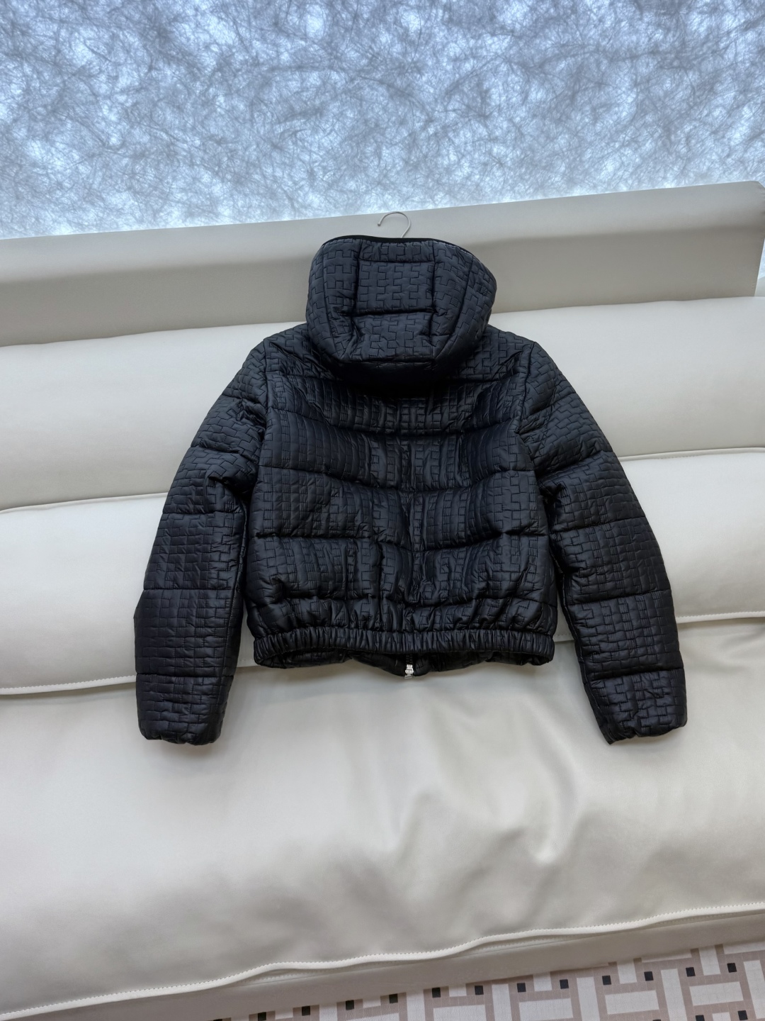 QGL028#新款羽绒服。MONCLER 蒙口 最新款 带帽 小格子 90% 白鸭绒 长袖短款 羽绒服 