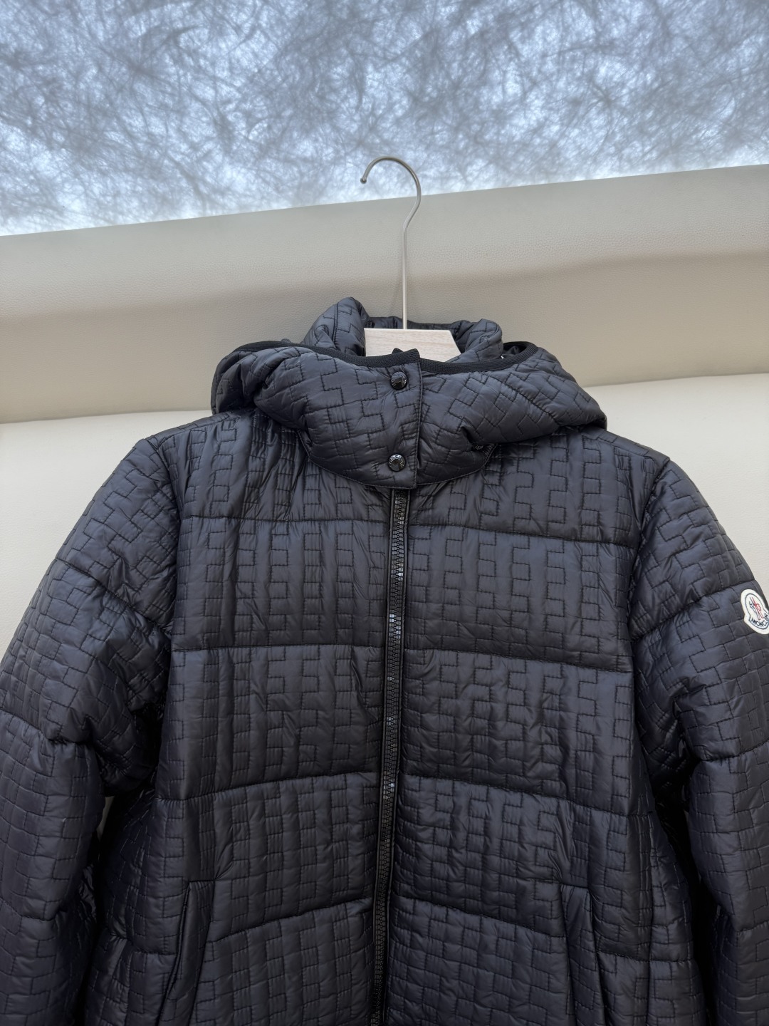 QGL028#新款羽绒服。MONCLER 蒙口 最新款 带帽 小格子 90% 白鸭绒 长袖短款 羽绒服 
