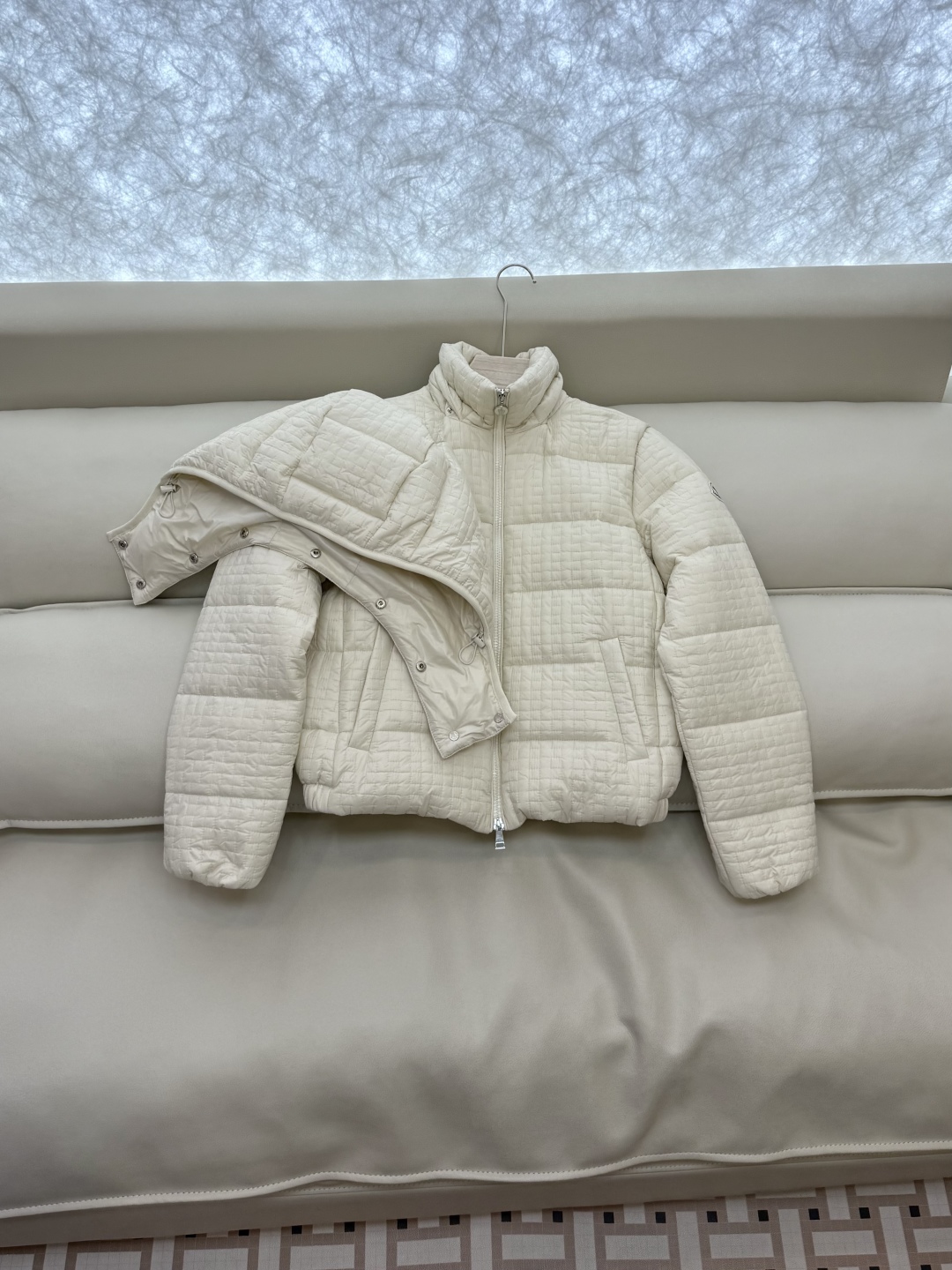 QGL028#新款羽绒服。MONCLER 蒙口 最新款 带帽 小格子 90% 白鸭绒 长袖短款 羽绒服 