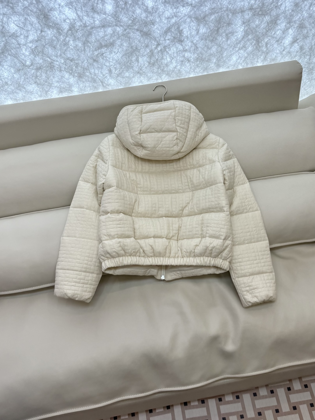 QGL028#新款羽绒服。MONCLER 蒙口 最新款 带帽 小格子 90% 白鸭绒 长袖短款 羽绒服 