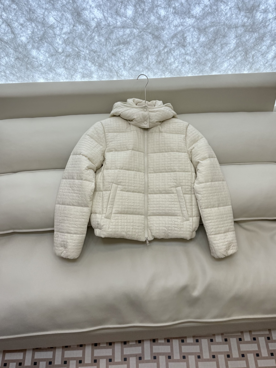 QGL028#新款羽绒服。MONCLER 蒙口 最新款 带帽 小格子 90% 白鸭绒 长袖短款 羽绒服 