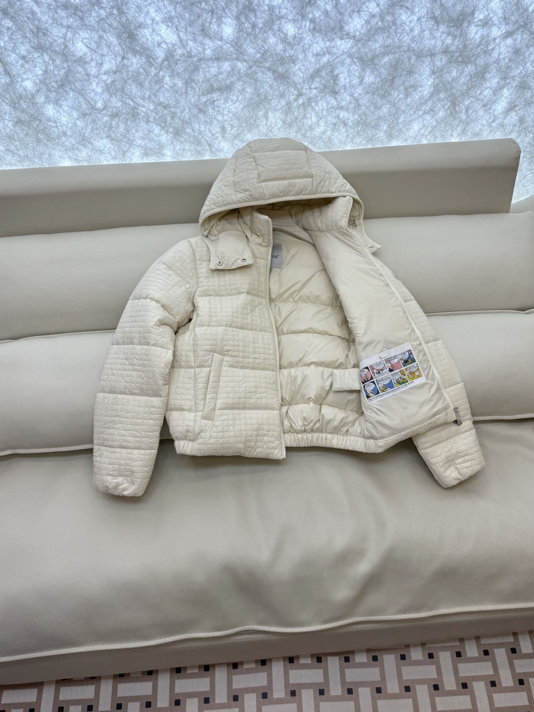 QGL028#新款羽绒服。MONCLER 蒙口 最新款 带帽 小格子 90% 白鸭绒 长袖短款 羽绒服 