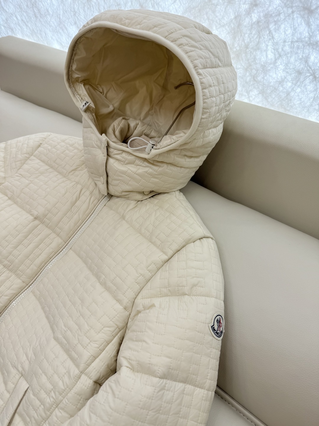 QGL028#新款羽绒服。MONCLER 蒙口 最新款 带帽 小格子 90% 白鸭绒 长袖短款 羽绒服 