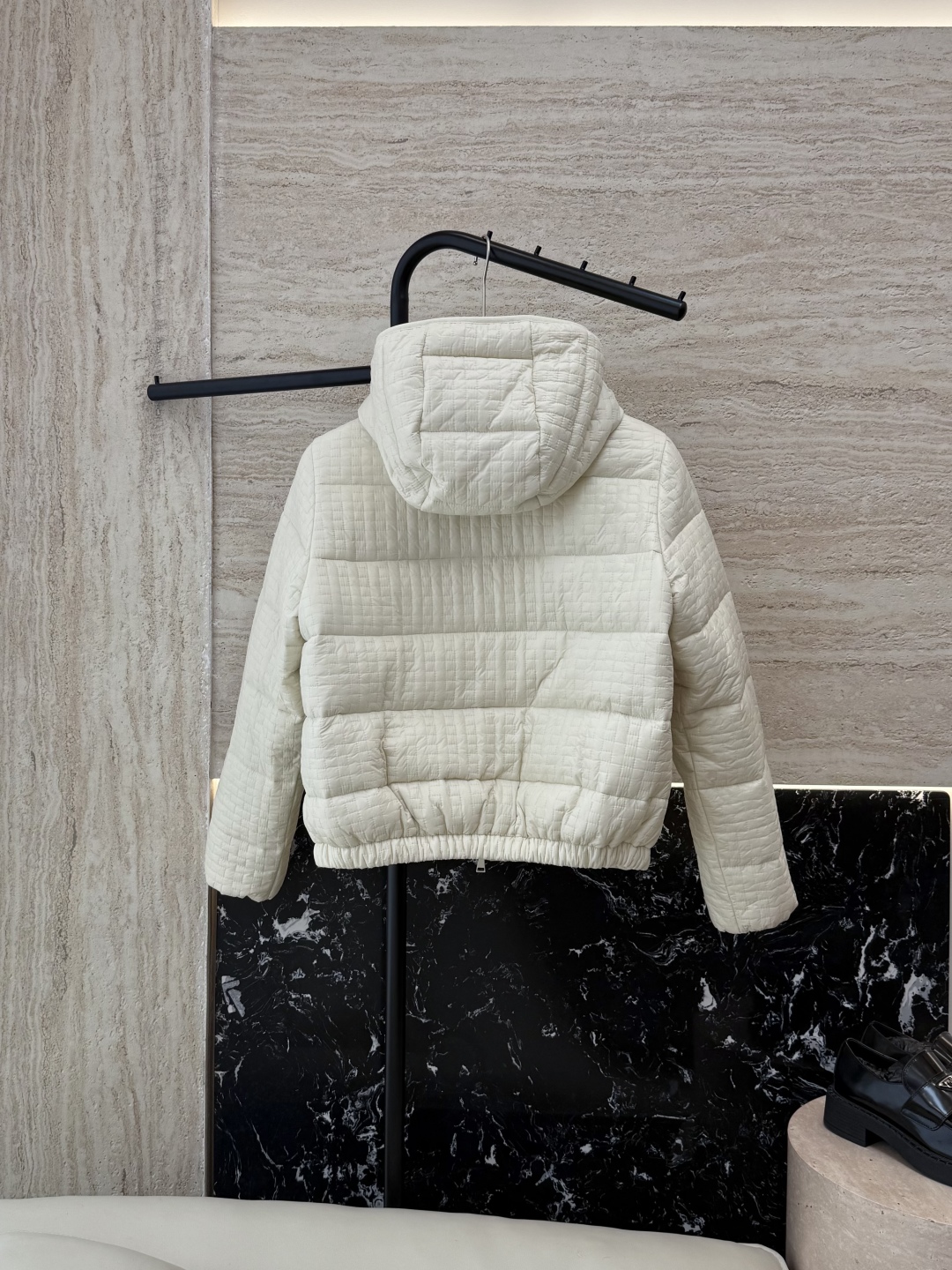 QGL028#新款羽绒服。MONCLER 蒙口 最新款 带帽 小格子 90% 白鸭绒 长袖短款 羽绒服 