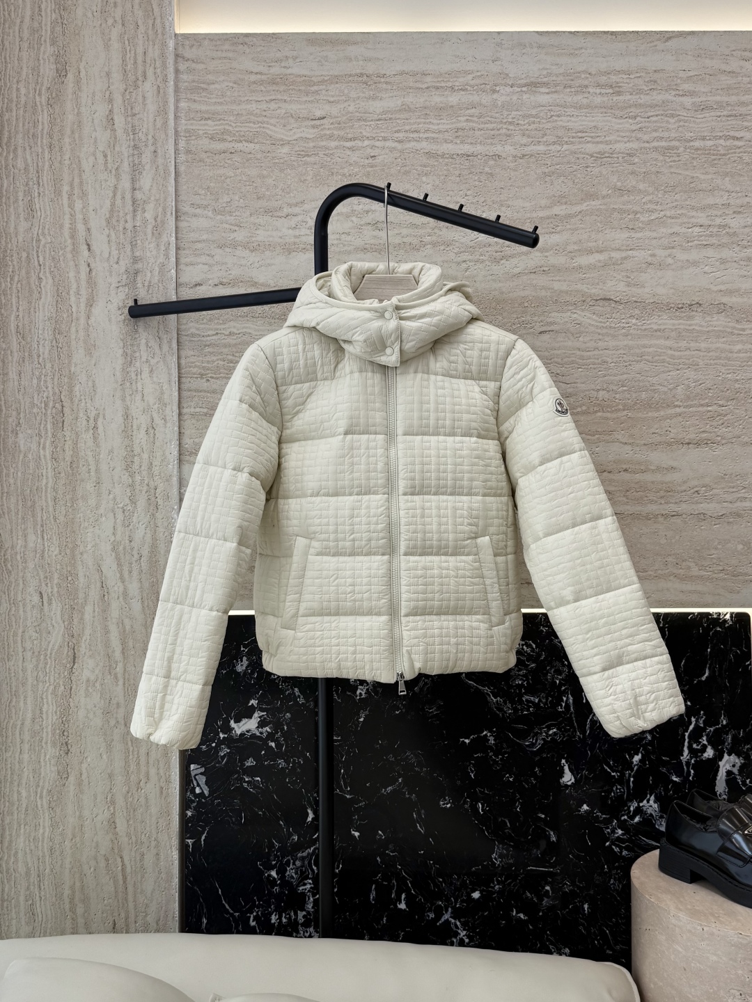 QGL028#新款羽绒服。MONCLER 蒙口 最新款 带帽 小格子 90% 白鸭绒 长袖短款 羽绒服 
