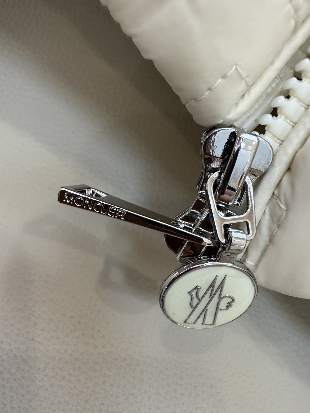 QGL028#新款羽绒服。MONCLER 蒙口 最新款 带帽 小格子 90% 白鸭绒 长袖短款 羽绒服 