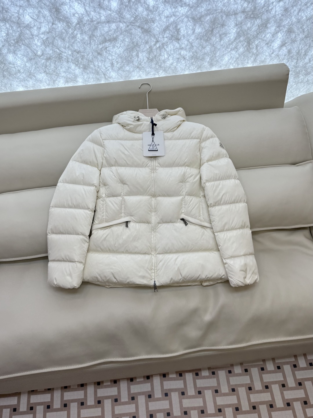 MN5017#新款羽绒服。Moncler 跑量款 爆款 90% 白鹅绒 羽绒服短款 白色 黑色 浅灰色 