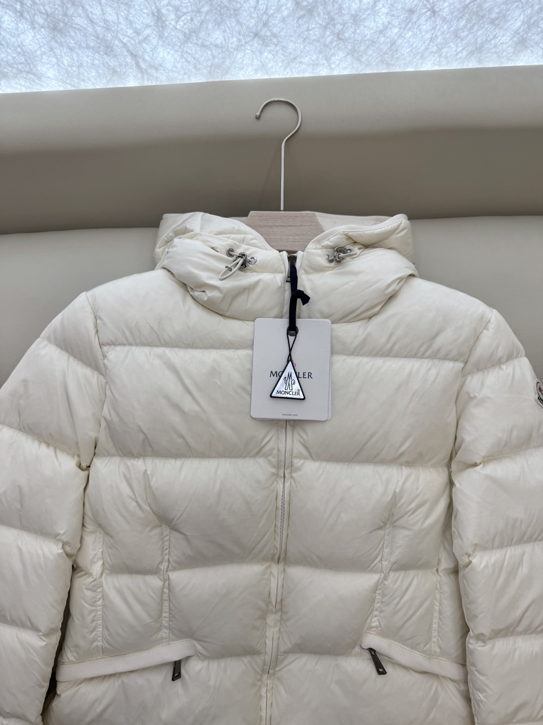 MN5017#新款羽绒服。Moncler 跑量款 爆款 90% 白鹅绒 羽绒服短款 白色 黑色 浅灰色 