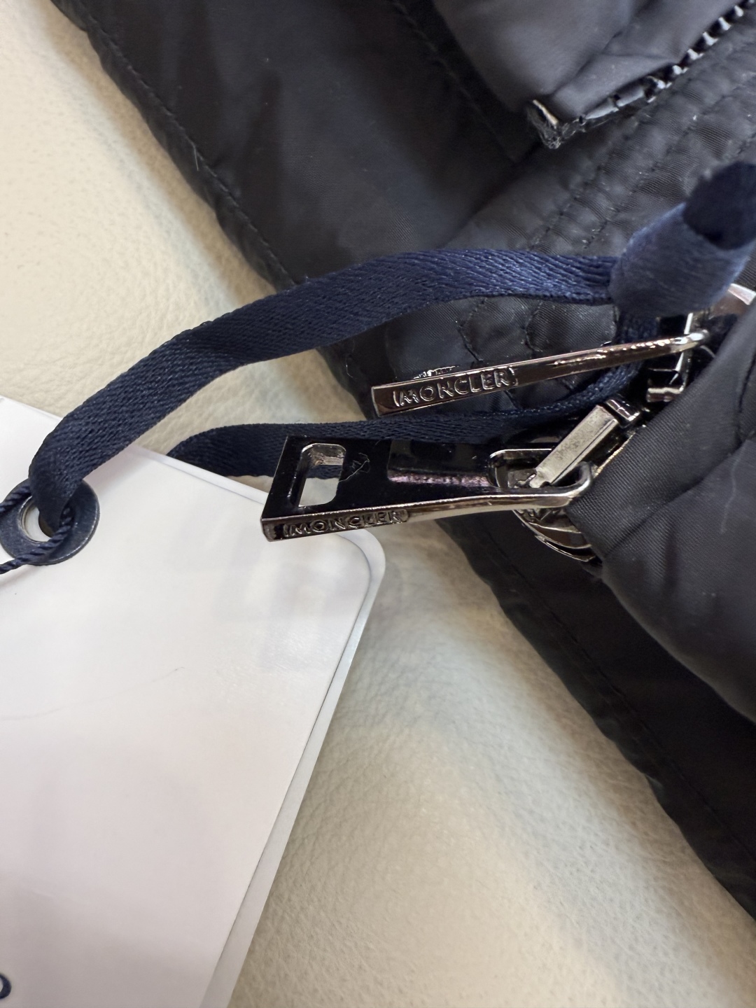 MN5017#新款羽绒服。Moncler 跑量款 爆款 90% 白鹅绒 羽绒服短款 白色 黑色 浅灰色 