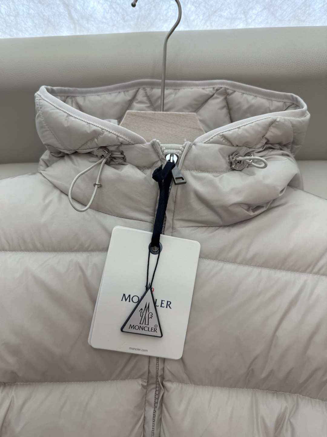 MN5017#新款羽绒服。Moncler 跑量款 爆款 90% 白鹅绒 羽绒服短款 白色 黑色 浅灰色 