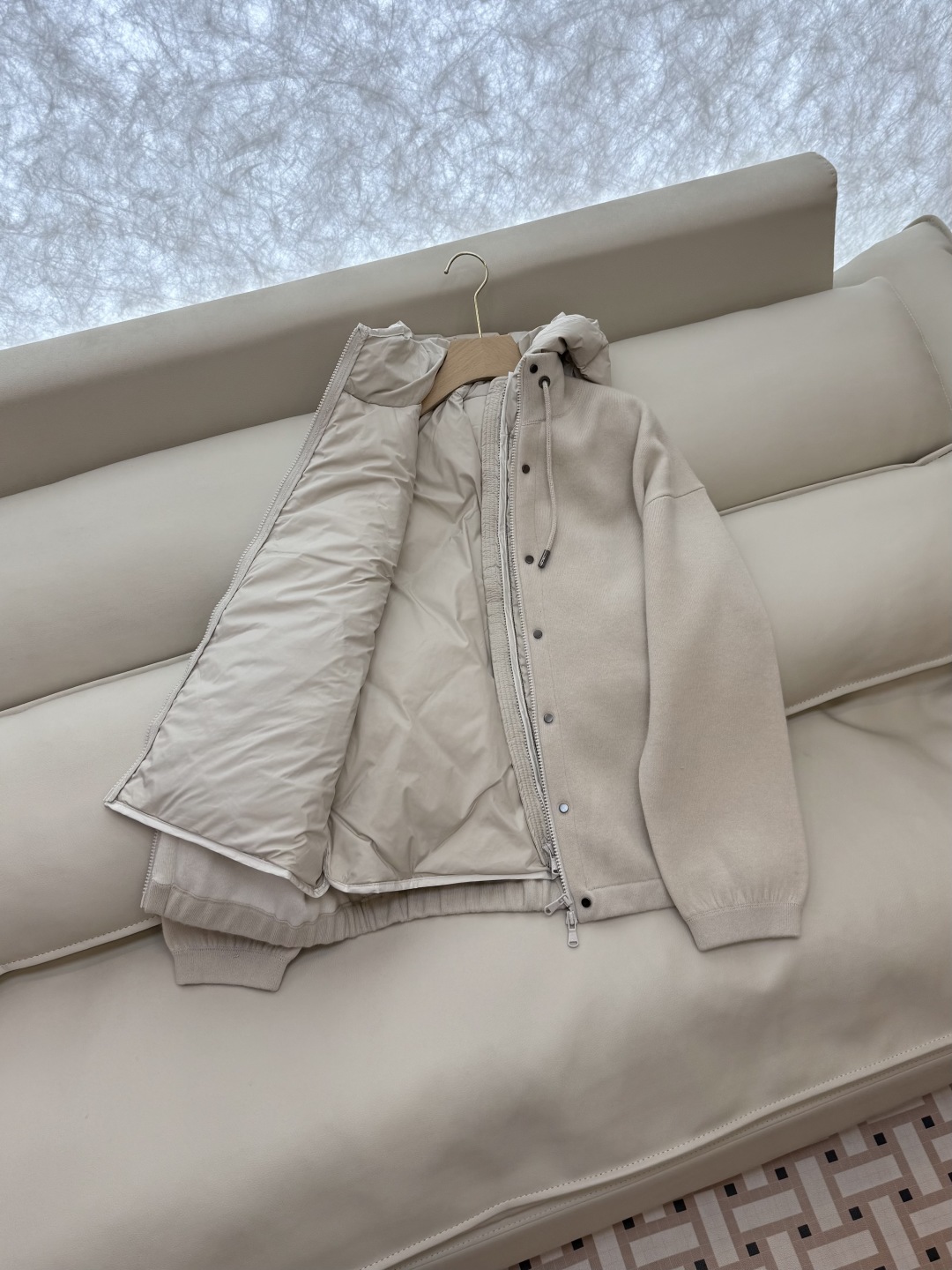 M859#新款羽绒服。BC 顶级版 100% 山羊绒外套➕90%白鹅绒 马甲 两件套 米色 深灰色 38