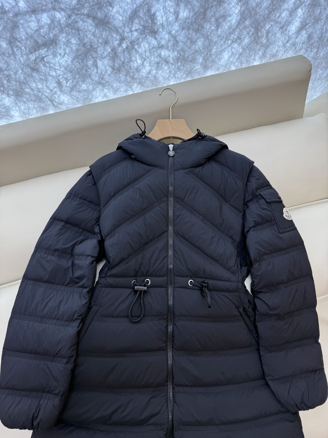 M363#新款羽绒服。Mon蒙口 顶级版 超显瘦 90%白鹅绒 收腰 中长款 V字型 长袖羽绒服 黑色 