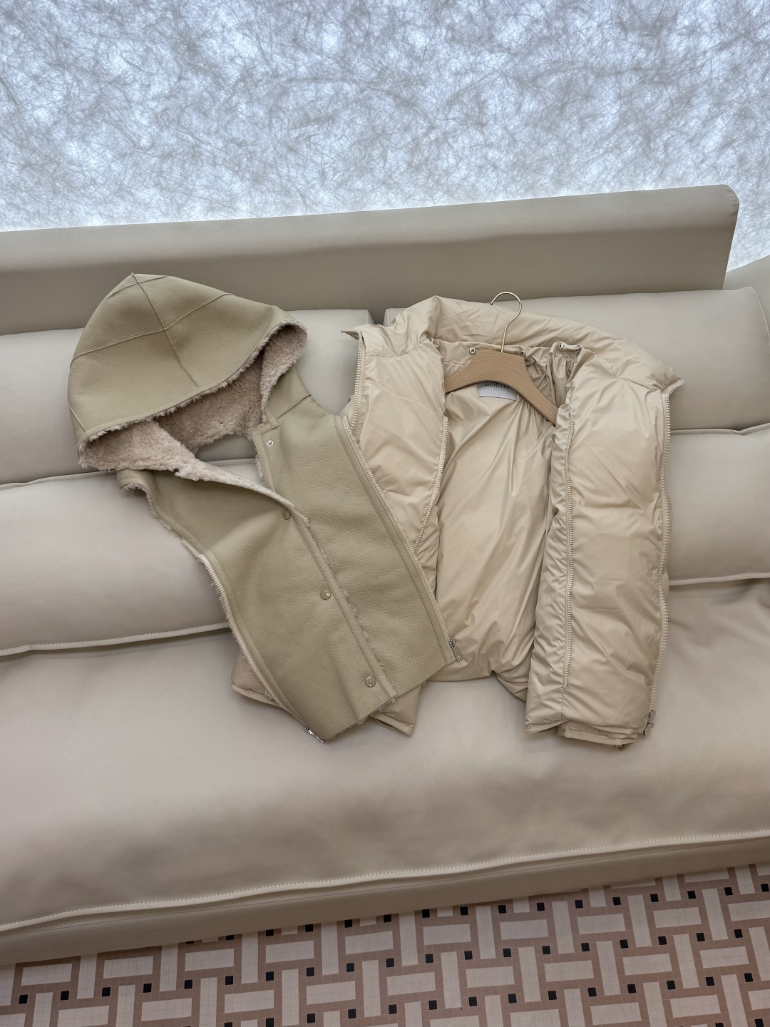 M352#新款羽绒服。Mon蒙口顶级版 拼接假两件 真皮毛一体 90% 白鹅绒 长袖羽绒服 香槟色 白色