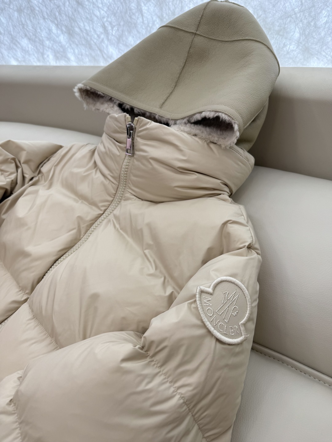M352#新款羽绒服。Mon蒙口顶级版 拼接假两件 真皮毛一体 90% 白鹅绒 长袖羽绒服 香槟色 白色