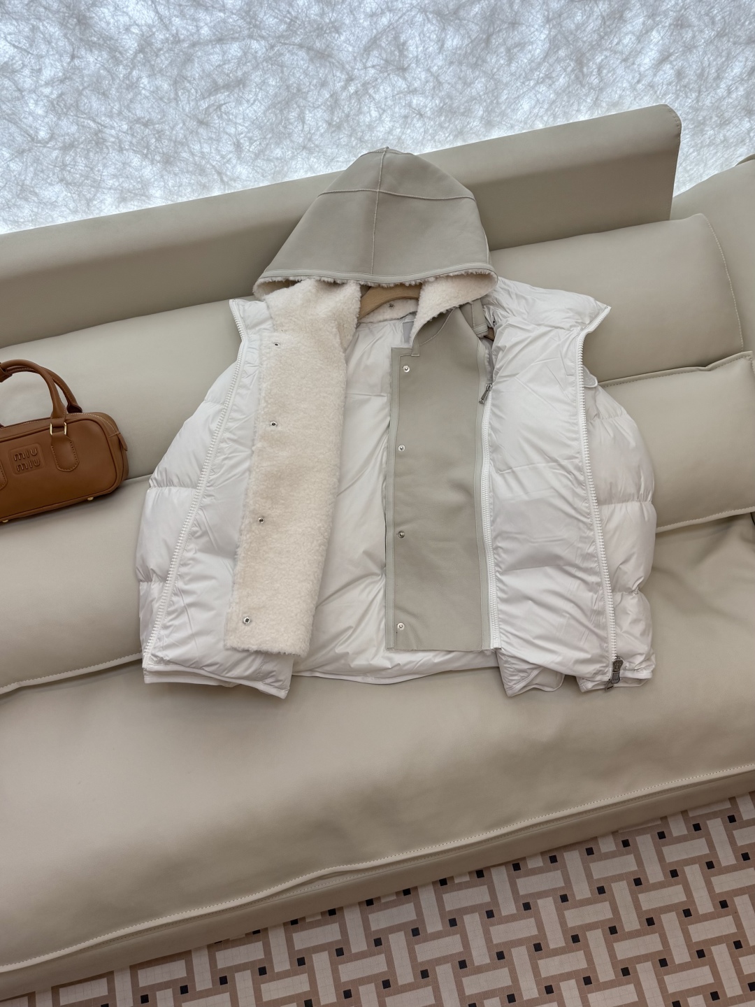 M352#新款羽绒服。Mon蒙口顶级版 拼接假两件 真皮毛一体 90% 白鹅绒 长袖羽绒服 香槟色 白色