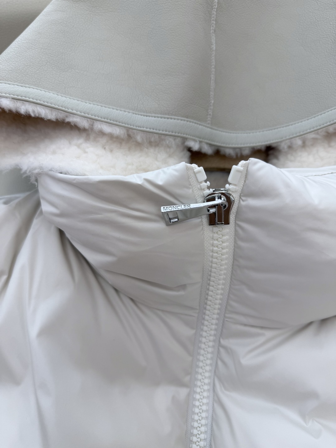 M352#新款羽绒服。Mon蒙口顶级版 拼接假两件 真皮毛一体 90% 白鹅绒 长袖羽绒服 香槟色 白色