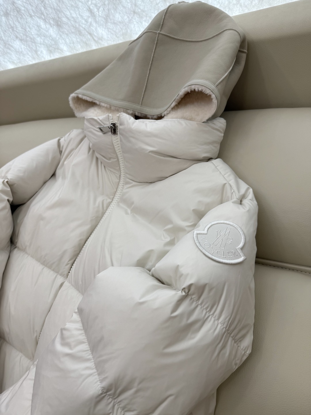 M352#新款羽绒服。Mon蒙口顶级版 拼接假两件 真皮毛一体 90% 白鹅绒 长袖羽绒服 香槟色 白色