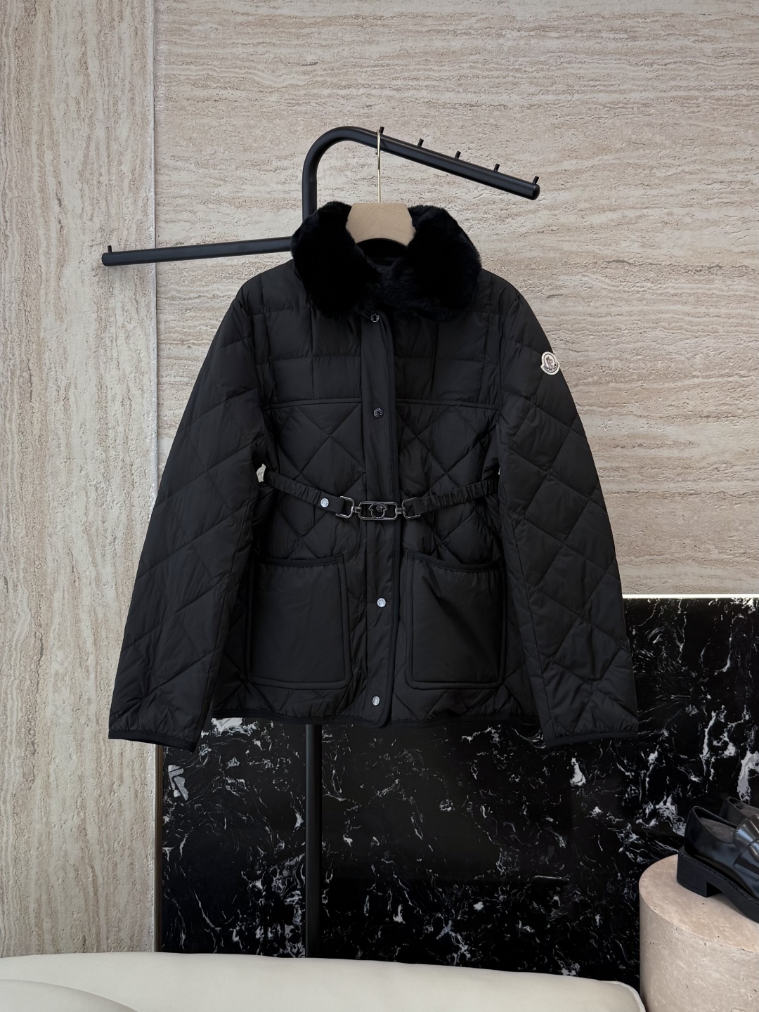 M325#新款羽绒服。MON 顶级版 蒙口 獭兔真毛领 可拆 收腰 菱形格90% 白鹅绒 羽绒服 黑色 