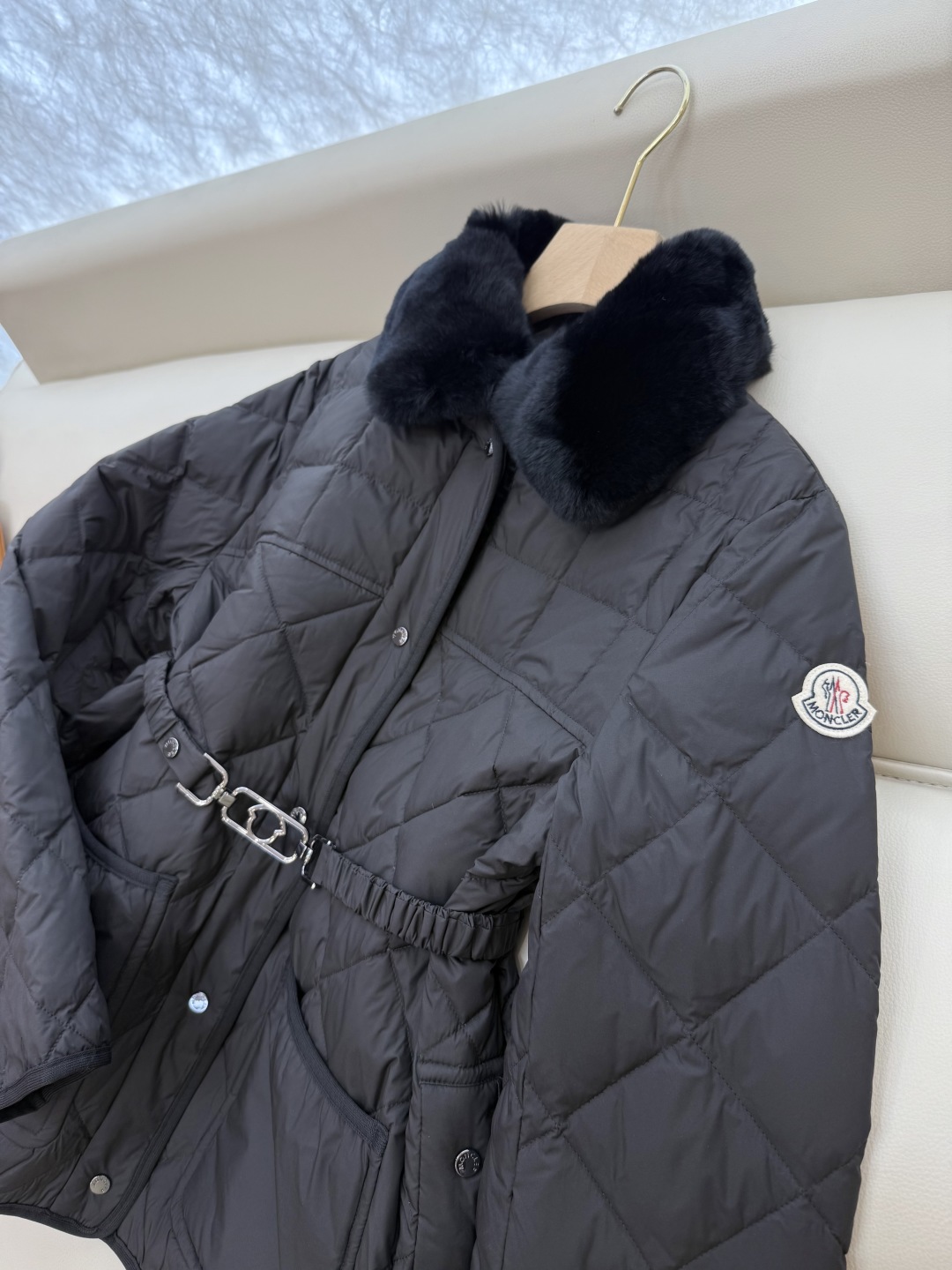 M325#新款羽绒服。MON 顶级版 蒙口 獭兔真毛领 可拆 收腰 菱形格90% 白鹅绒 羽绒服 黑色 