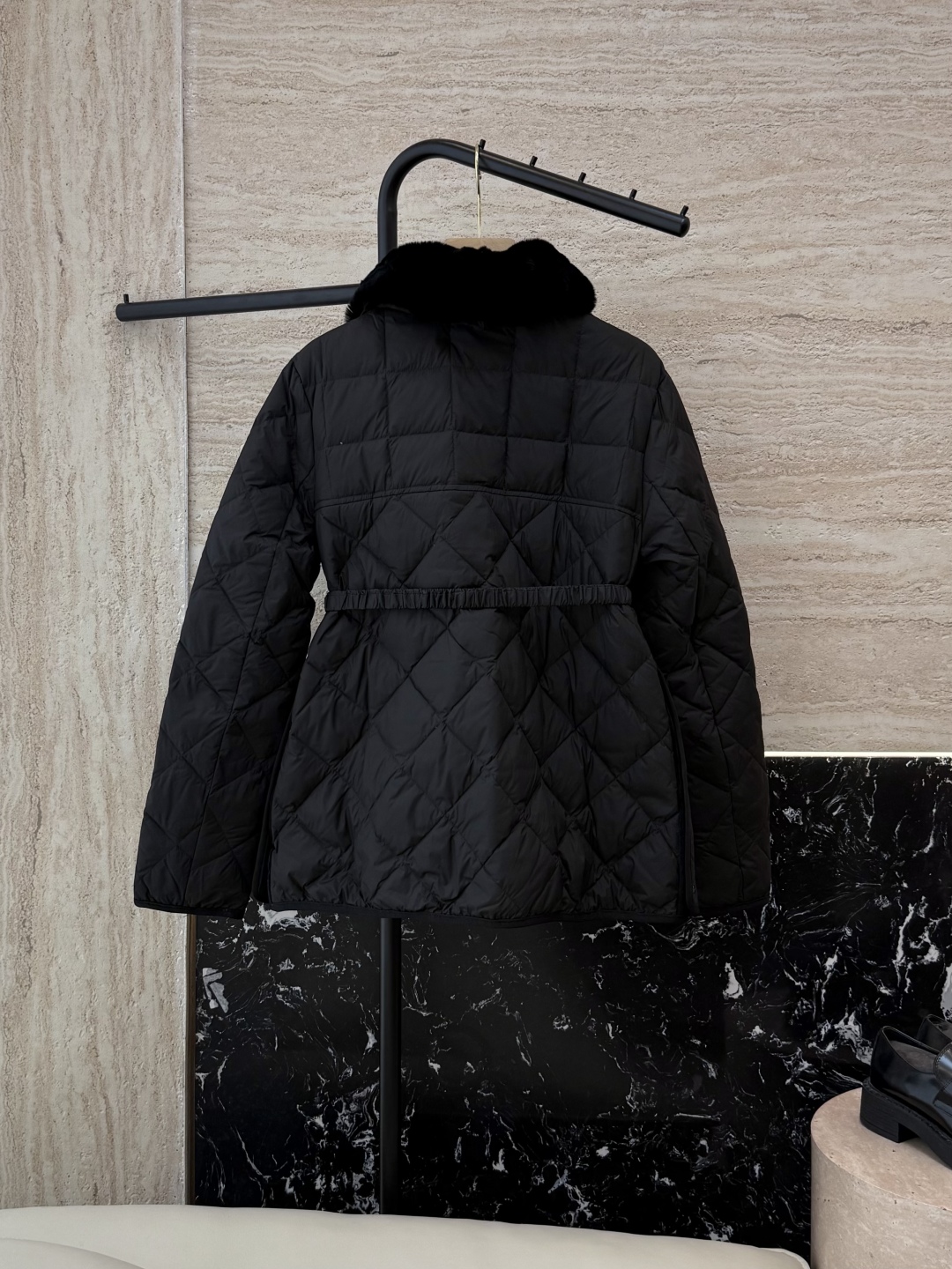 M325#新款羽绒服。MON 顶级版 蒙口 獭兔真毛领 可拆 收腰 菱形格90% 白鹅绒 羽绒服 黑色 