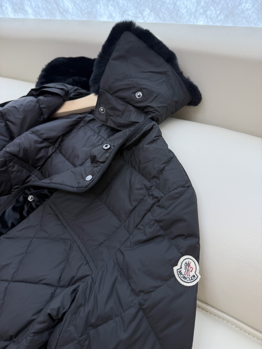 M325#新款羽绒服。MON 顶级版 蒙口 獭兔真毛领 可拆 收腰 菱形格90% 白鹅绒 羽绒服 黑色 