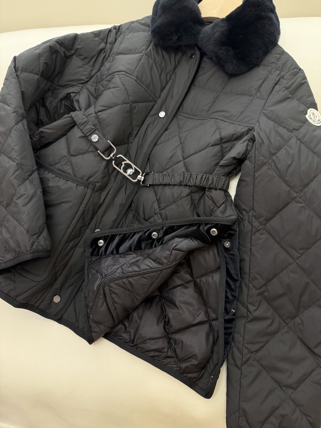 M325#新款羽绒服。MON 顶级版 蒙口 獭兔真毛领 可拆 收腰 菱形格90% 白鹅绒 羽绒服 黑色 