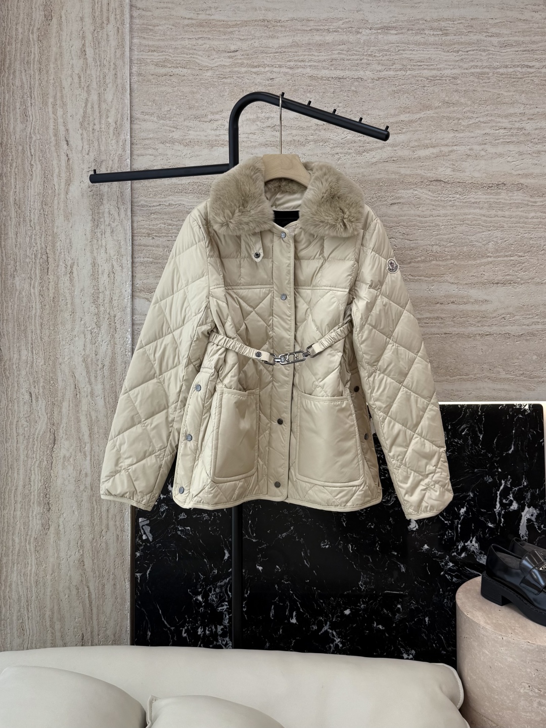 M325#新款羽绒服。MON 顶级版 蒙口 獭兔真毛领 可拆 收腰 菱形格90% 白鹅绒 羽绒服 黑色 
