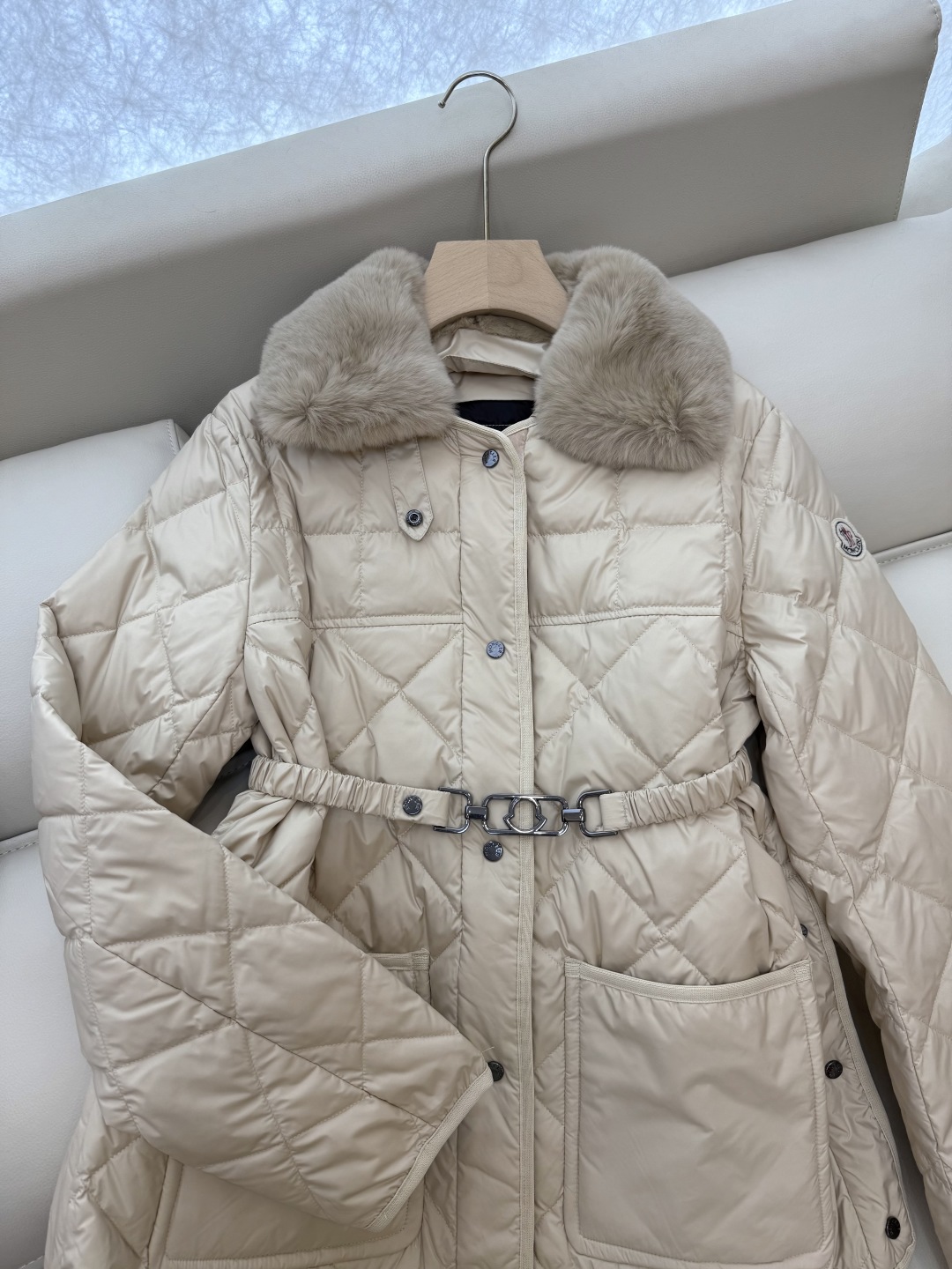 M325#新款羽绒服。MON 顶级版 蒙口 獭兔真毛领 可拆 收腰 菱形格90% 白鹅绒 羽绒服 黑色 