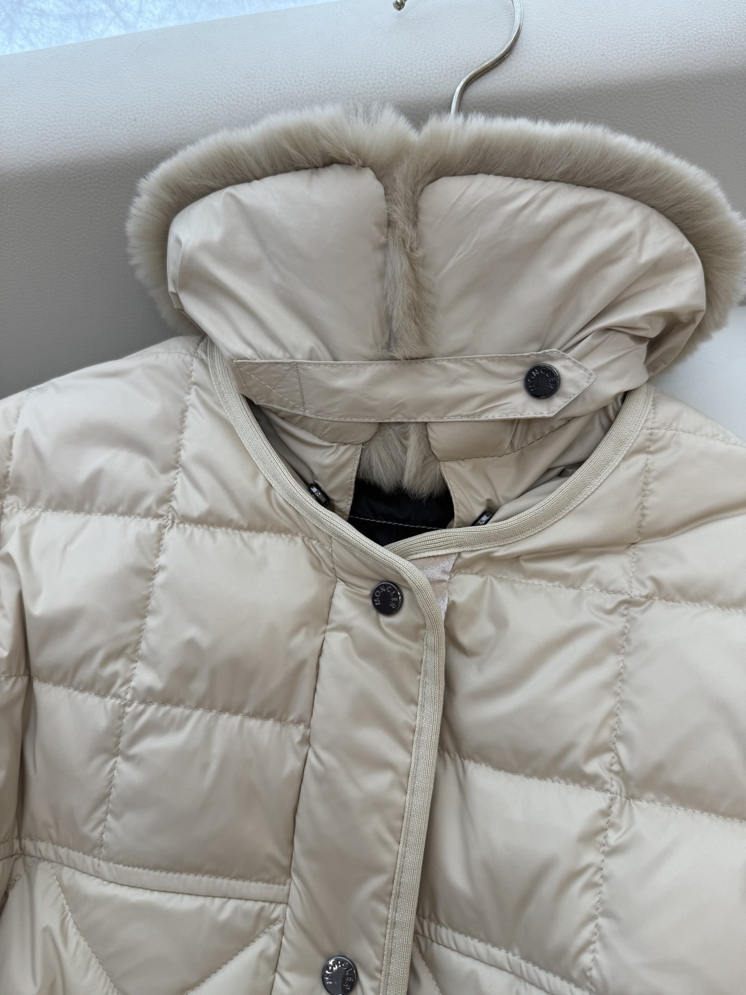 M325#新款羽绒服。MON 顶级版 蒙口 獭兔真毛领 可拆 收腰 菱形格90% 白鹅绒 羽绒服 黑色 