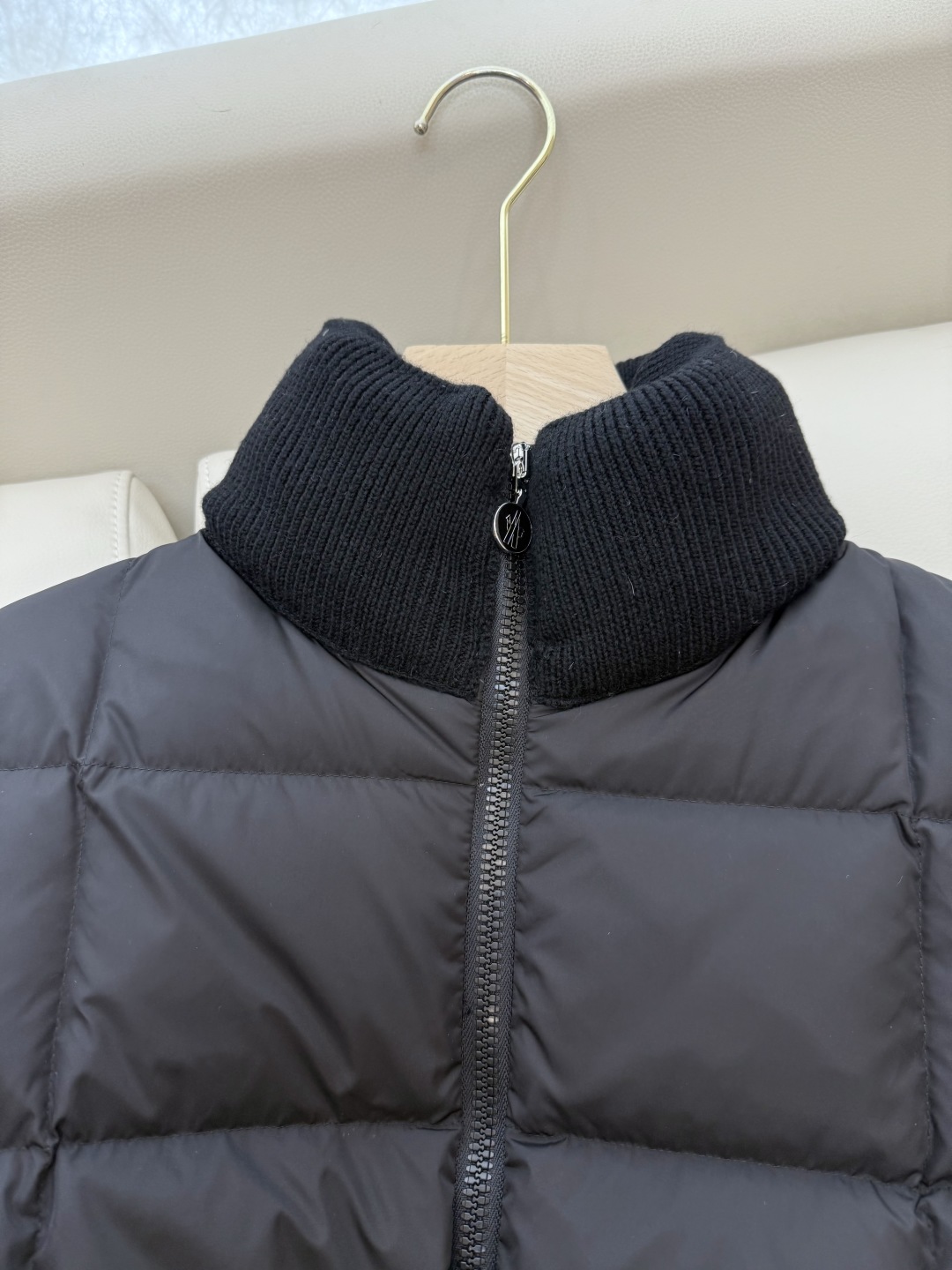 M376#新款羽绒服。Mon 蒙口 顶级版 100% 羊毛袖长袖 立领 90% 白鹅绒 羽绒服 米白色 