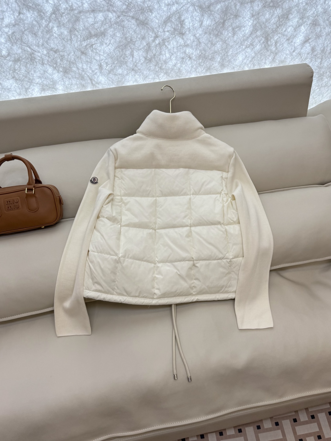 M376#新款羽绒服。Mon 蒙口 顶级版 100% 羊毛袖长袖 立领 90% 白鹅绒 羽绒服 米白色 