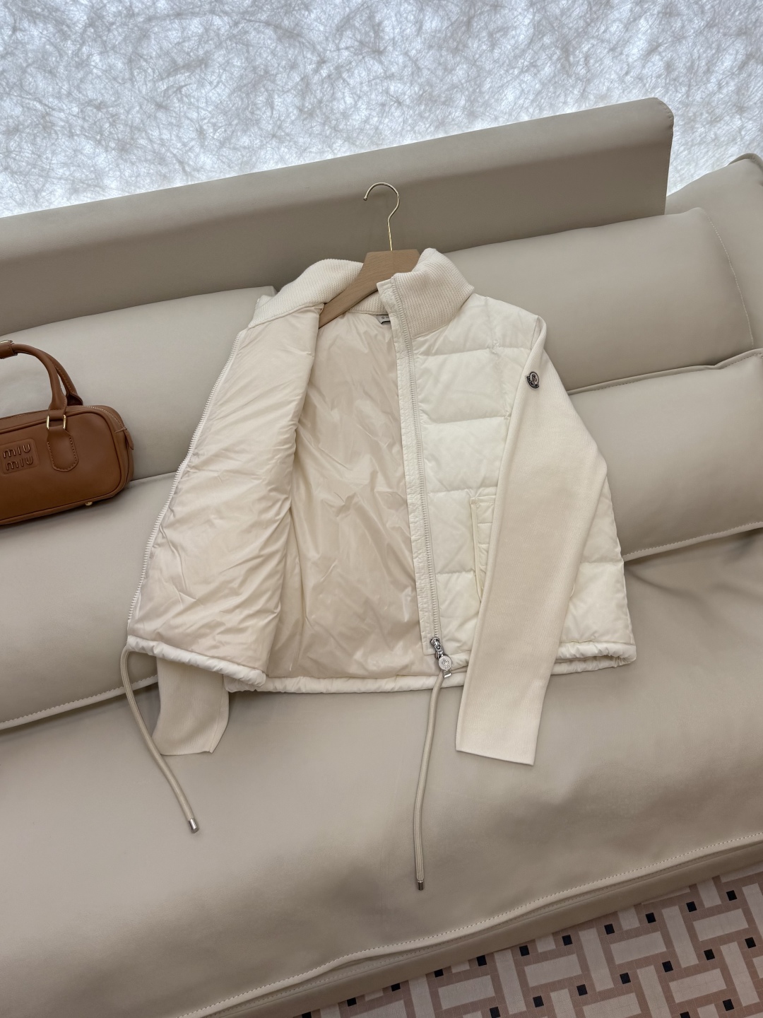 M376#新款羽绒服。Mon 蒙口 顶级版 100% 羊毛袖长袖 立领 90% 白鹅绒 羽绒服 米白色 