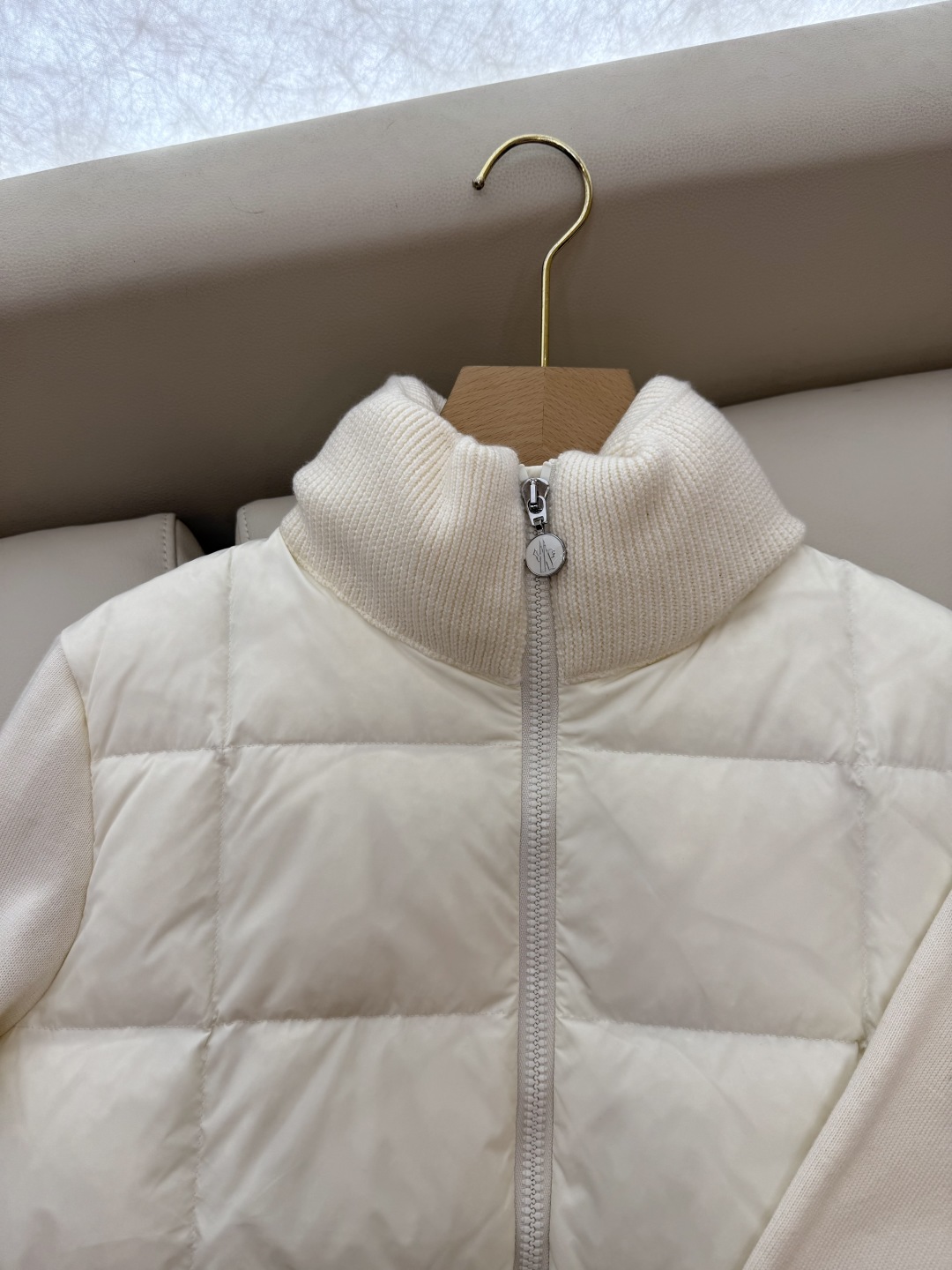 M376#新款羽绒服。Mon 蒙口 顶级版 100% 羊毛袖长袖 立领 90% 白鹅绒 羽绒服 米白色 