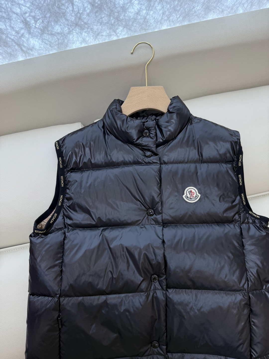 M372#新款羽绒服。Mon蒙口 顶级版 90% 白鹅绒 羽绒马甲 按扣款 黑色 米白色 1/2/3
