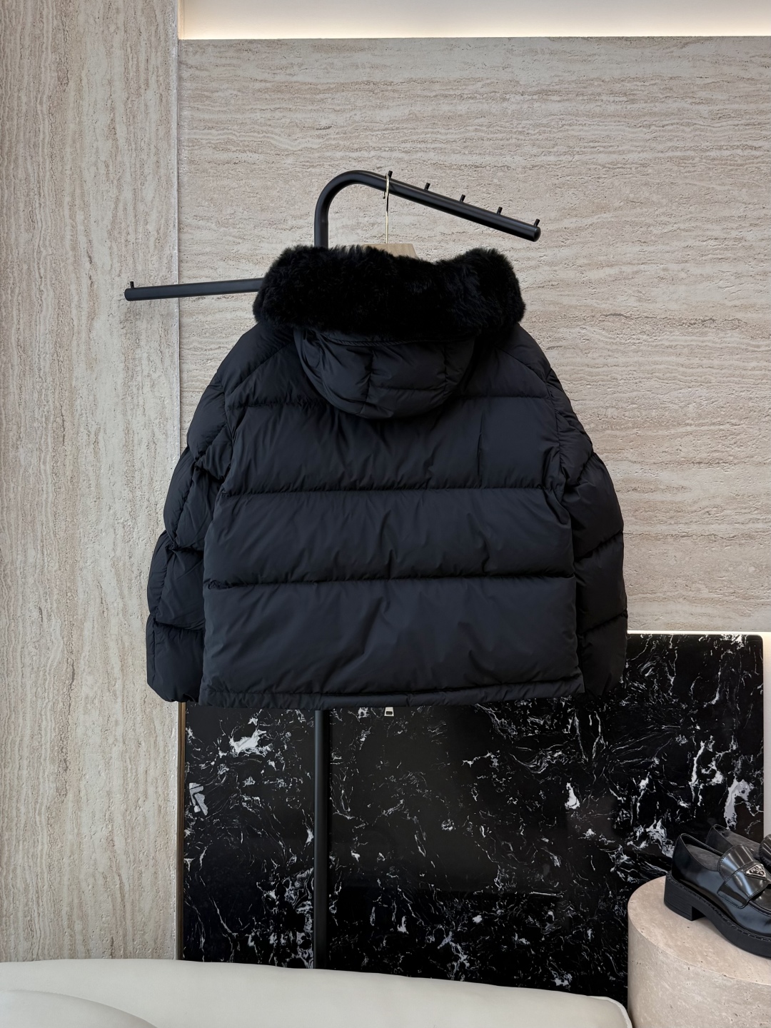 M359#新款羽绒服。Mon 蒙口 顶级版 超大滩羊毛领 90% 白鹅绒 短款羽绒服 黑色 米白色 1/