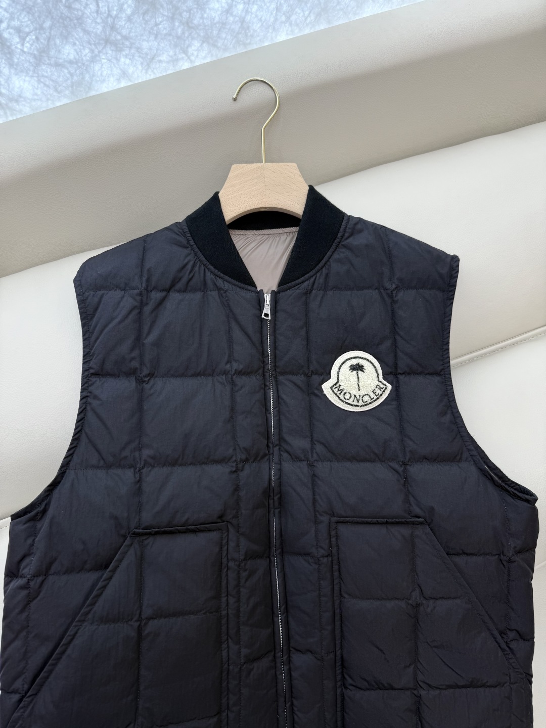 M350#新款羽绒服。Mon 蒙口 顶级版 椰子树绣花logo 无领 90% 白鹅绒 羽绒马甲 黑色 1