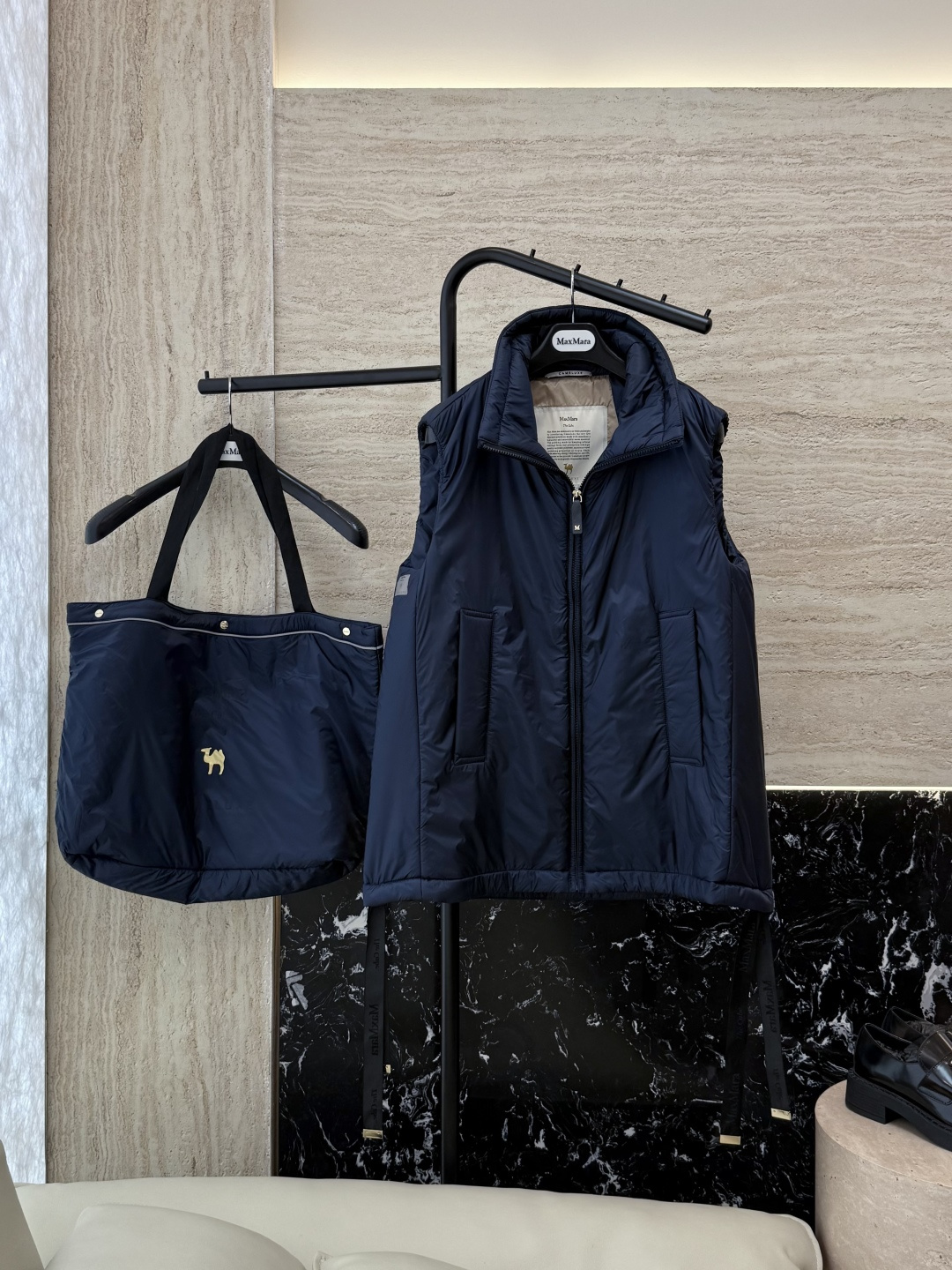 NO:499745,With dust bag M696# new camel velvet jacket Max zipper style 48 camel velvet 4 mulberry silk Imported fabric camel velvet cotton jacket Vest Navy Bei white Coffee 38/40/42 Size PS This price includes primary color high-quality cloth bag storage bag, alexander wang19860909配防尘袋M696#新款驼绒服 Max拉链款 48 骆驼绒 4桑蚕丝 进口面料 骆驼绒棉服 马甲 藏青色 米白色 咖色 38/40/42 码 PS此价格含原色高品质布包收纳袋,,alexander wang,Women's clothing