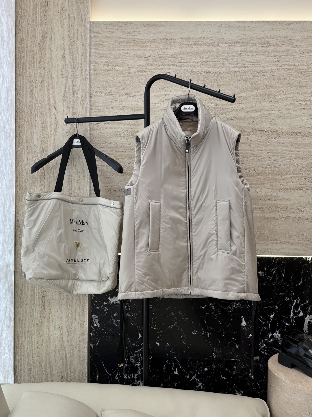 NO:499748,a with dust bag M696# new camel velvet jacket Max zipper style 48 camel velvet 4 mulberry silk imported fabric camel velvet cotton jacket vest navy beige brown 38/40/42 size PS This price includes primary color high-quality cloth bag storage bag, alexander wang19860909a配防尘袋M696#新款驼绒服 Max拉链款 48 骆驼绒 4桑蚕丝 进口面料 骆驼绒棉服 马甲 藏青色 米白色 咖色 38/40/42 码 PS此价格含原色高品质布包收纳袋,,alexander wang,Women's clothing