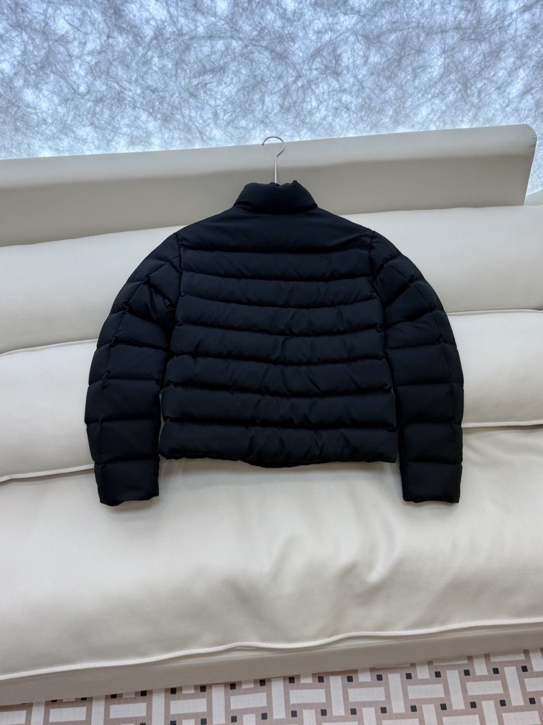 MN5018#新款羽绒服。Moncler 跑量款 爆款 90% 白鹅绒 立领款 羽绒服短款 黑色 米白色