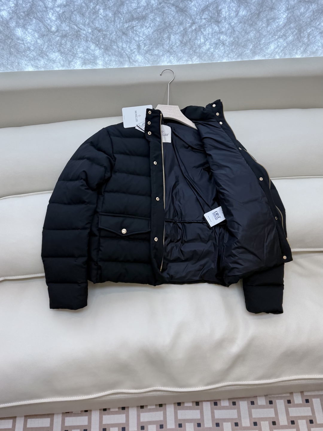 MN5018#新款羽绒服。Moncler 跑量款 爆款 90% 白鹅绒 立领款 羽绒服短款 黑色 米白色