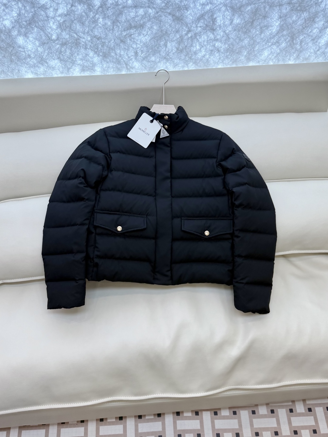 MN5018#新款羽绒服。Moncler 跑量款 爆款 90% 白鹅绒 立领款 羽绒服短款 黑色 米白色
