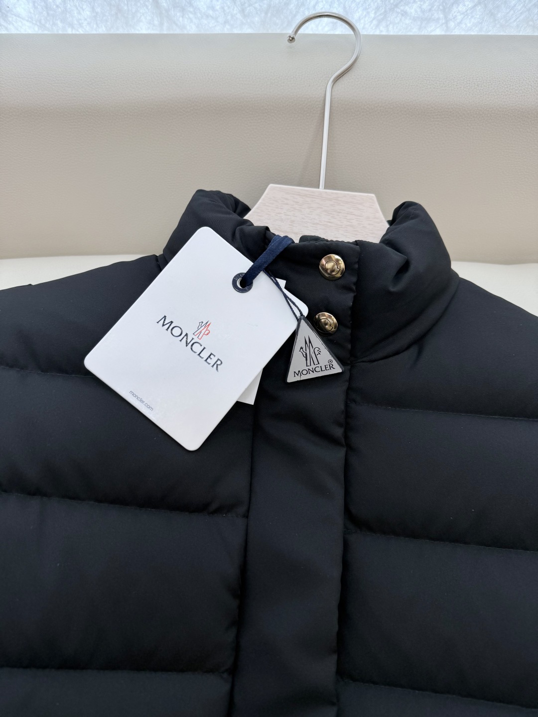 MN5018#新款羽绒服。Moncler 跑量款 爆款 90% 白鹅绒 立领款 羽绒服短款 黑色 米白色