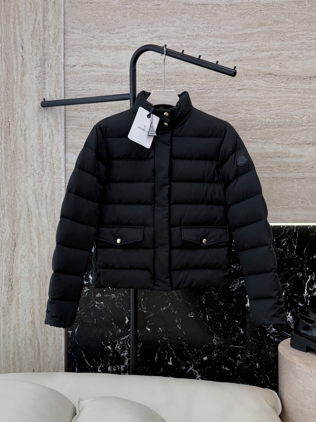 MN5018#新款羽绒服。Moncler 跑量款 爆款 90% 白鹅绒 立领款 羽绒服短款 黑色 米白色