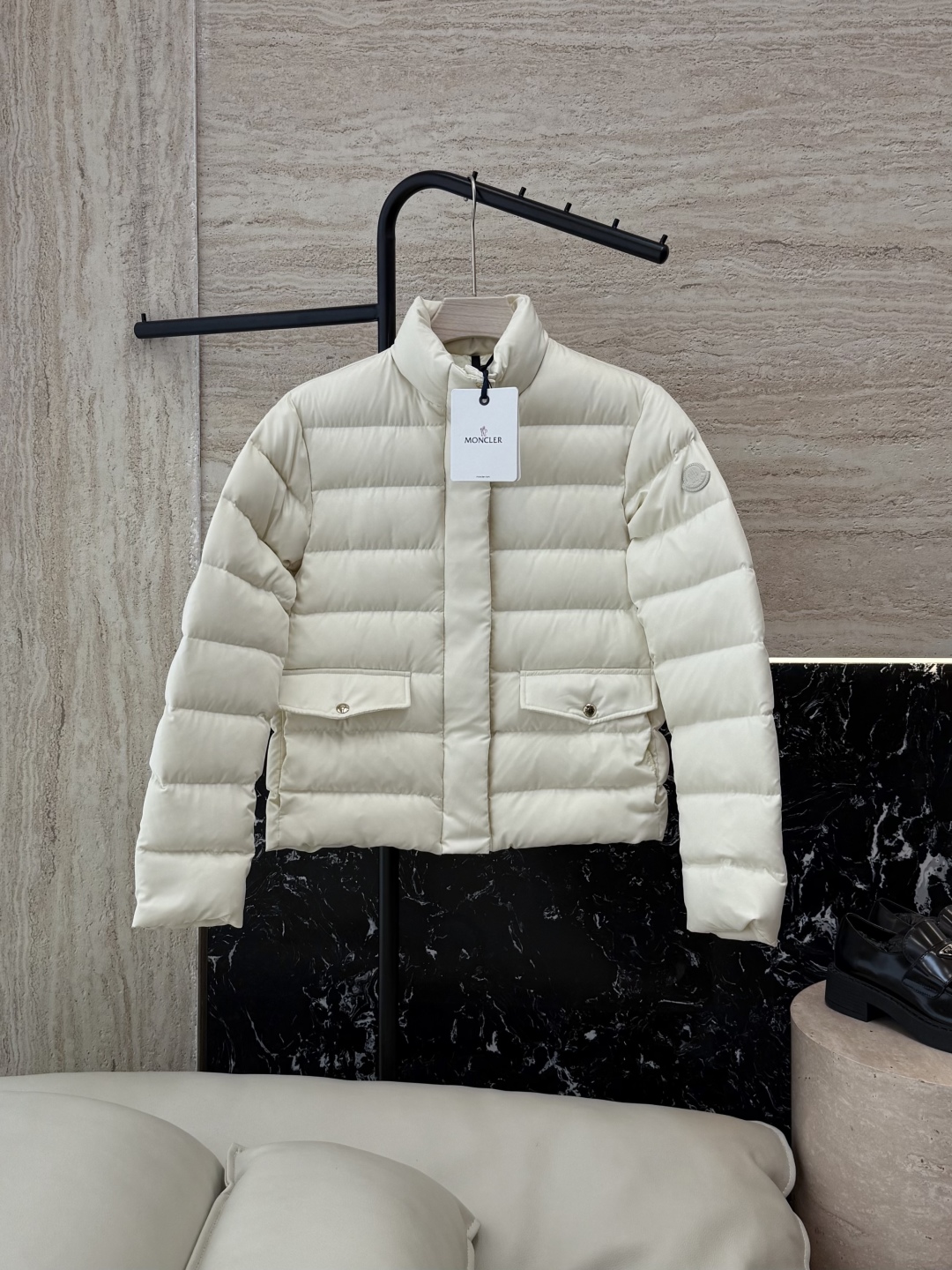 MN5018#新款羽绒服。Moncler 跑量款 爆款 90% 白鹅绒 立领款 羽绒服短款 黑色 米白色