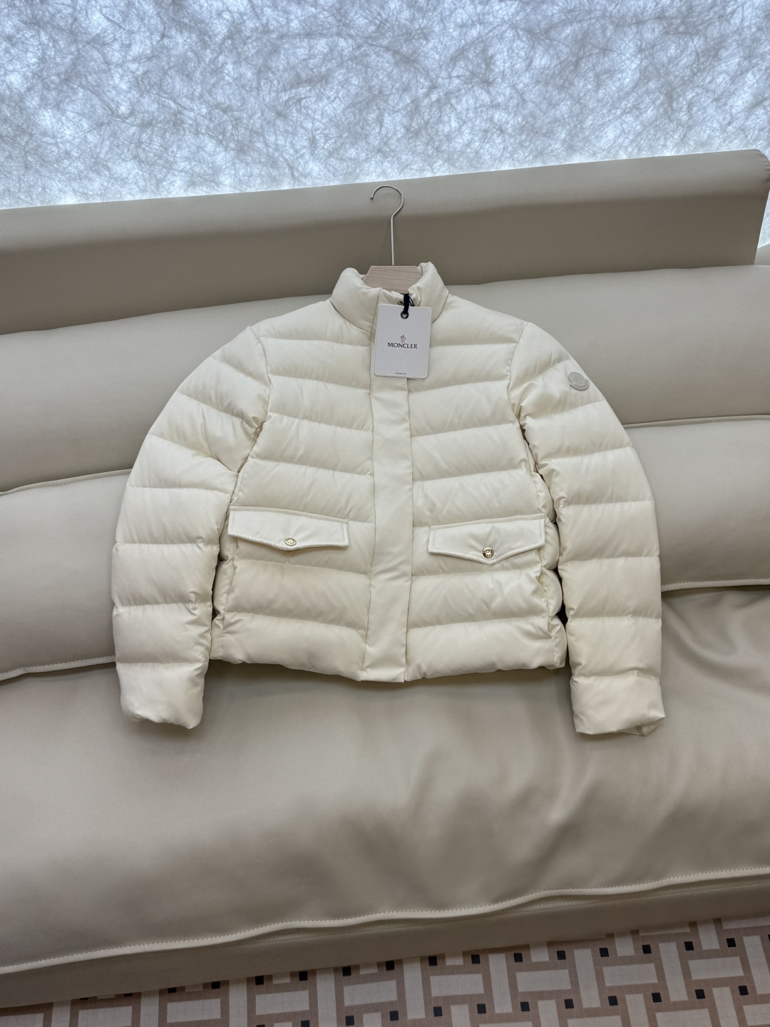 MN5018#新款羽绒服。Moncler 跑量款 爆款 90% 白鹅绒 立领款 羽绒服短款 黑色 米白色
