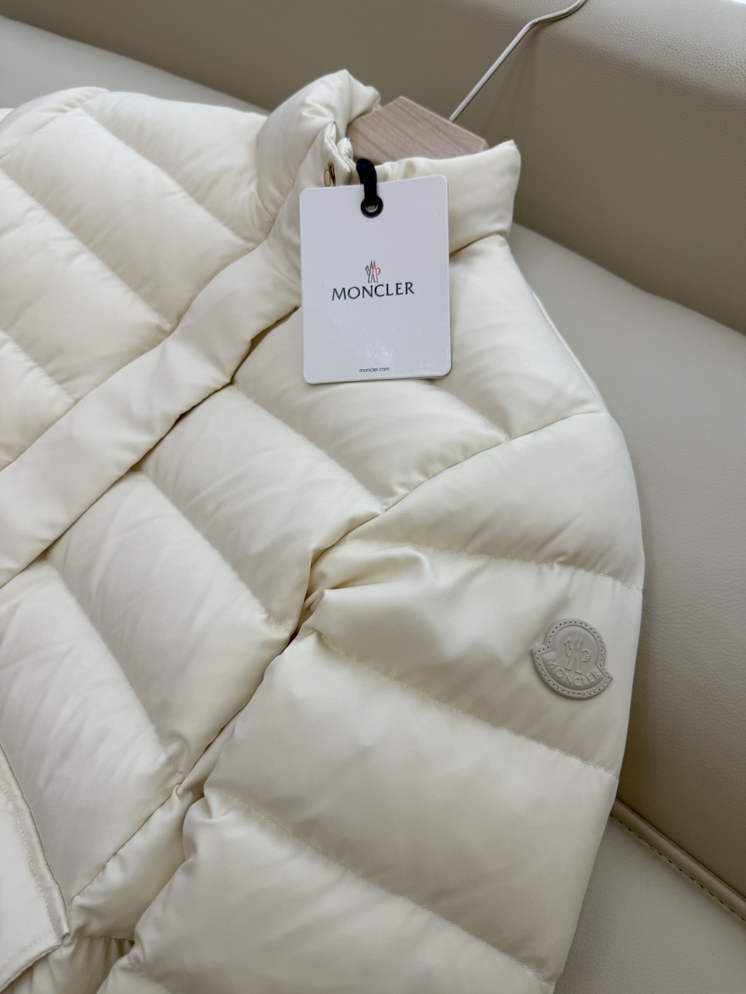 MN5018#新款羽绒服。Moncler 跑量款 爆款 90% 白鹅绒 立领款 羽绒服短款 黑色 米白色