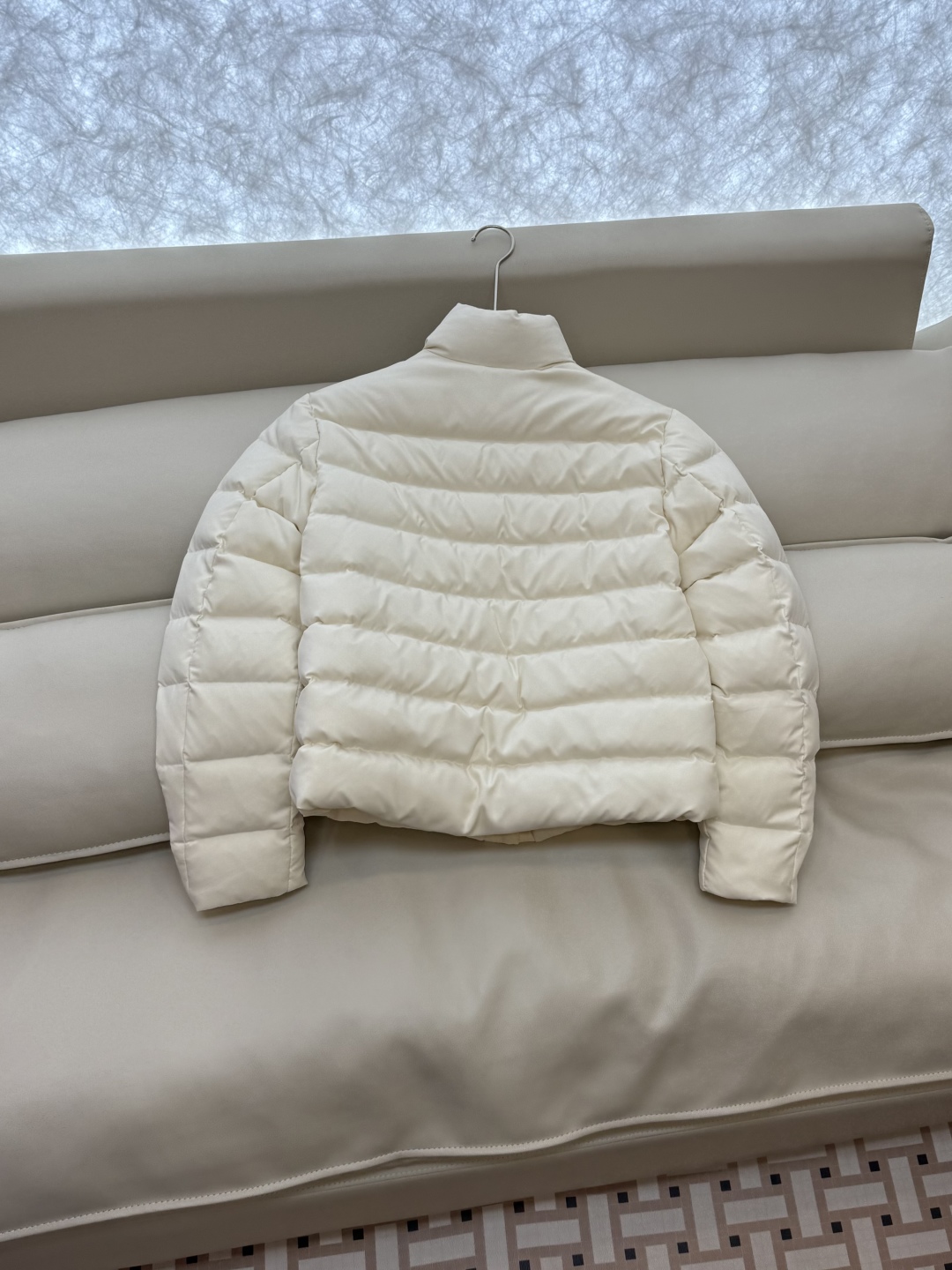 MN5018#新款羽绒服。Moncler 跑量款 爆款 90% 白鹅绒 立领款 羽绒服短款 黑色 米白色