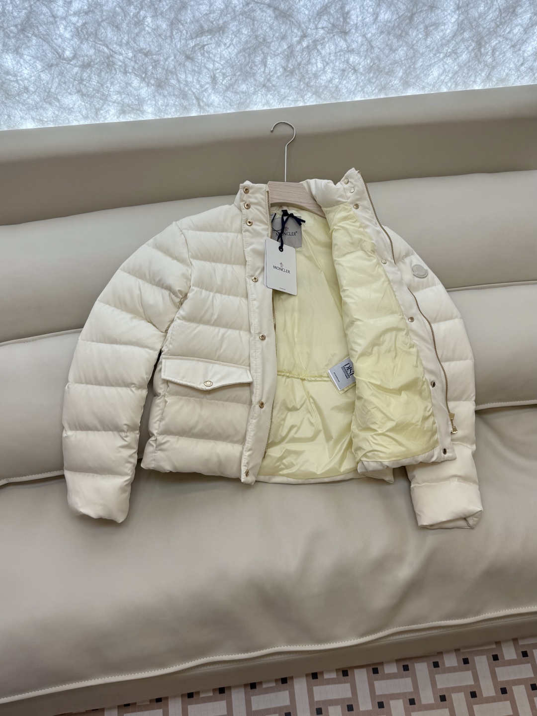 MN5018#新款羽绒服。Moncler 跑量款 爆款 90% 白鹅绒 立领款 羽绒服短款 黑色 米白色