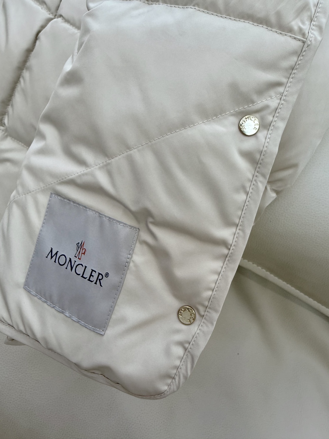 MN5019#新款羽绒服。Moncler 跑量款 爆款 90% 白鹅绒 羽绒服短款 黑色 米白色 0-1